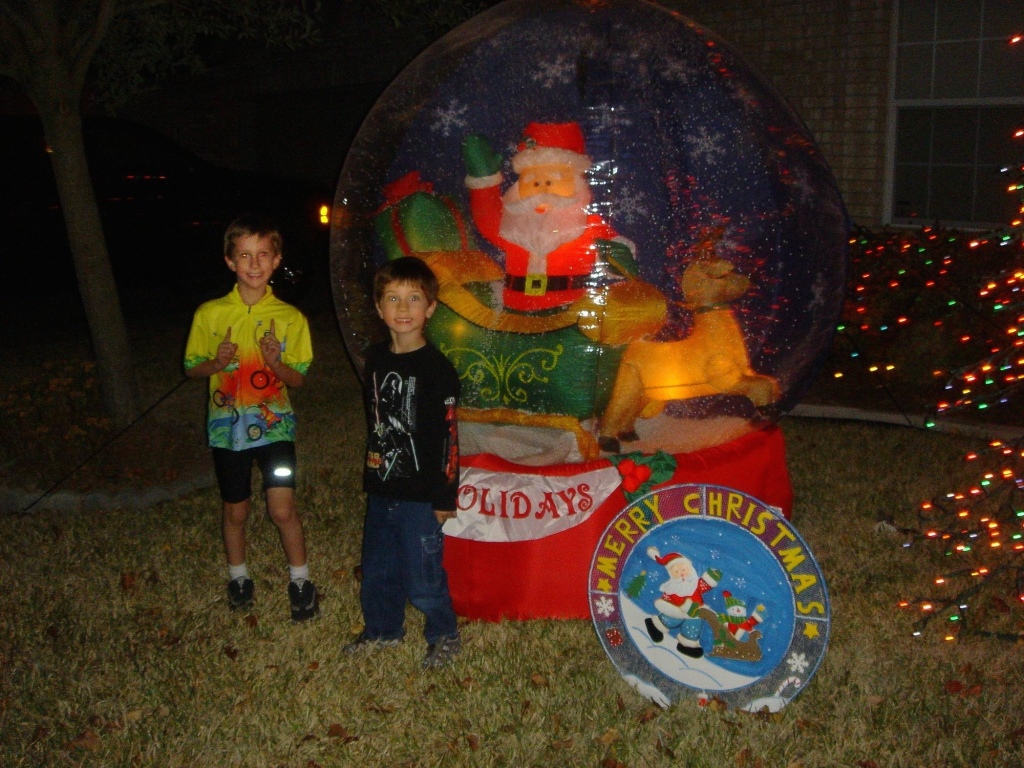 Hildebrand Christmas ScreenSaver/1024x768_2005-12-26-145 Windemere Lights PF.jpg